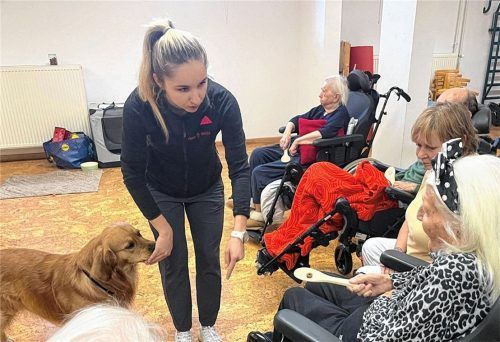 Mit Kochlöffeln und Kiki trainieren die Senioren unter Anleitung von Physiotherapeutin Maria Aman ihre Motorik. Foto Huber