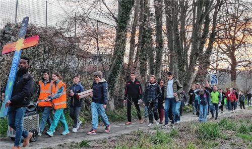 Mit sieben Stationen erinnerten die Kreuzweg-Teilnehmer an das Leiden Jesu Christi. Foto Rieger