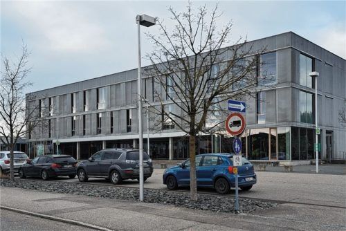 Mit Unterrichts-Containern und einem Erweiterungsbau will der Landkreis Rosenheim der Raumnot am Gymnasium in Bruckmühl begegnen.