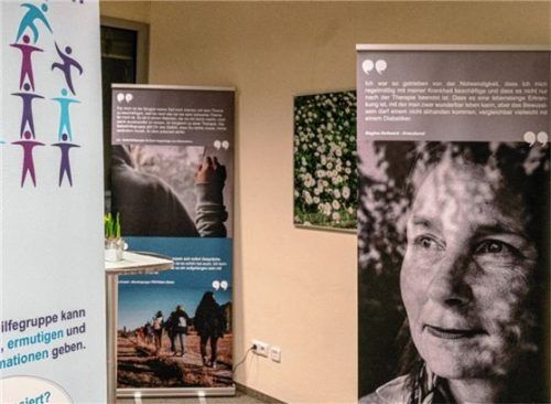 „Miteinander – wie das Leben uns verbindet“: So lautet das Motto der Fotoausstellung, die gerade im Beratungs-Center Rosenheim Zentrum stattfindet. Foto Thomae
