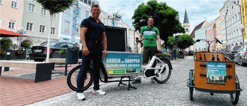 Mobilität und Transport neu gedacht: Vorsitzender von „Mühldorf vor Ort“ Christian Kühl (links) und e-motion-Bike-Geschäftsführer Marcel Kluth stellen erstmals auch Lastenräder bei der Autoneuwagenschau vor.Foto seifinger