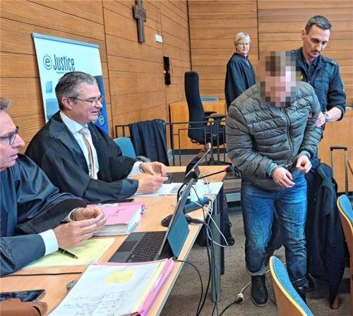 Sebastian T. bei der Verhandlung im Sitzungssaal des Landgerichts Traunstein.Foto re