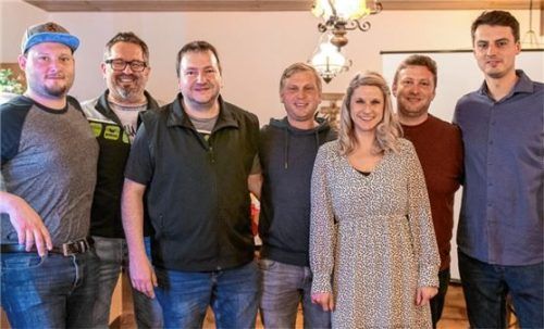 Nach den Wahlen: Denis Reiter (Sportwart), Alexander Kufner (stellvertretender Abteilungsleiter), Stefan Greilinger (Abteilungsleiter), Josef Köbinger (Platzwart), Franziska Mussner (Schriftführerin), Thomas Götz (Kassier) und Florian Köbinger (Jugendleiter). Foto gerstner