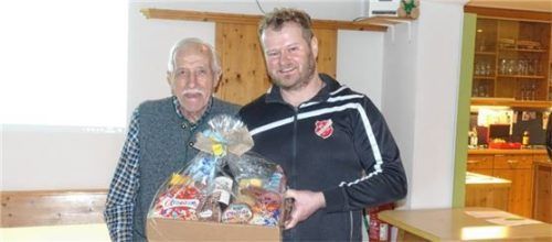 Nach der Ehrung durch den Bayerischen Landessportverband auf der Weihnachtsfeier gab es nun für das Gründungsmitglied Franz Mühlberger (links) eine vom SV Schonstett. Vorsitzender Manfred Mittermeier überreichte für die 65 Jahre im Verein einen Geschenkkorb. Foto voggenauer