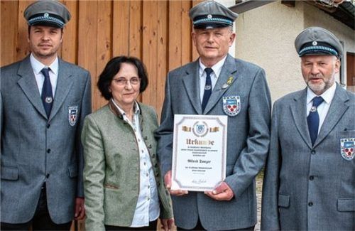 Nach der Ehrung: Florian Bruckmaier (von links), Bürgermeisterin Maria Maier, Alfred Tanzer, Vorsitzender Anton Schatzeder. Foto Gerster