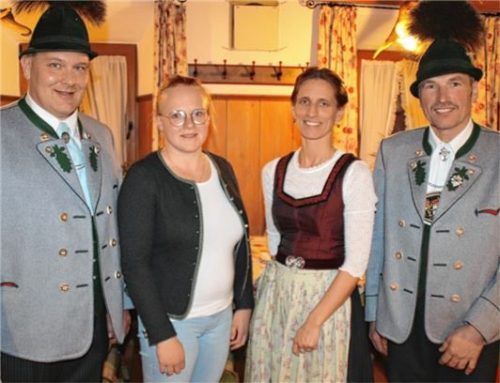 Nach der Wahl begrüßte (von links) Vorsitzender Anton Strahlhuber die neue Kassenführerin Katharina Freiberger im Vorstand mit Schriftführerin Julia Loibl und Zweitem Vorsitzenden Gerhard Albersinger.Foto albersinger