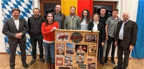 Nach der Wahl: Bürgermeister Josef Grundner (von links), Maximilian Leipfinger, Marion Moos, Erster Vorstand Fabian Limbrunner, neuer Präsident Franz Leipfinger, Zweite Vorsitzende Stephanie Haider, Schriftführerin Regine Maier, Jugendbeauftragter David Huber, Johannes Eglsoer und Zweiter Bürgermeister Günter Hargasser.Foto stettner