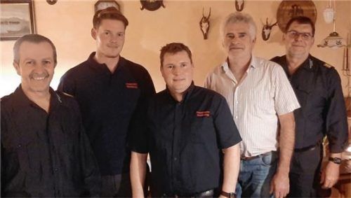 Nach der Wahl: (von links) Kreisbrandrat Richard Schrank, Zweiter Kommandant Benedikt Stübl, Kommandant Bernhard Stockmeier, Bürgermeister Hans Murner und Kreisbrandinspektor Franz Hochhäuser.Foto stübl