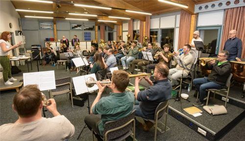 Nach einer Probe gab’s den kirchlichen Segen für den neuen Proberaum der Blaskapelle Prien im Alpenblick-Gebäude. Foto Berger