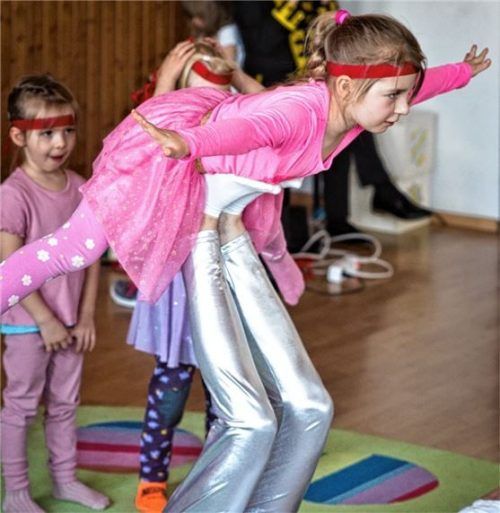 Nahezu frei schwebend demonstriert diese Akrobatin ihr Können.Foto günster