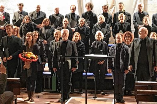 Nahmen den verdienten Applaus entgegen: (vorne, von links) Christoph Declara (Evangelist), Chorleiterin Anna Töller, Klaus Maier (Jesus), Roman Weltzien (Judas) und Gesamtleiter Karl Prokopetz.Foto prokop