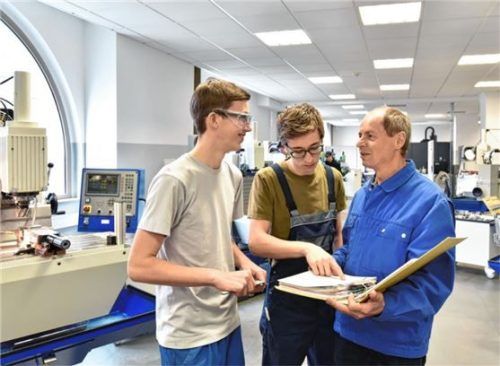 Neben der praktischen Lehrtätigkeit ist der Besuch einer Berufsschule Teil des dualen Ausbildungssystems. Foto adobestock