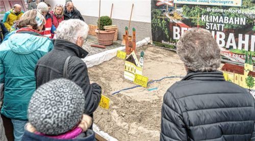 Neben etlichen Infoständen gab es bei der Kundgebung auch ein großes Diorama, das zeigte, wie sich die Neubautrasse auf die Großregion auswirken würde.