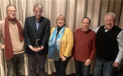 Neu gewählt: (von links) Zweiter Vorsitzender Edwin Hamberger, Manfred Kapser, Martina Kotalla, Heinrich Baumert und Vorsitzender Franz Langstein. Foto RE