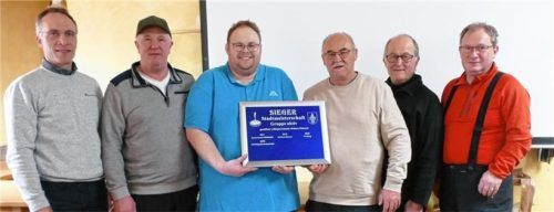Neuer Stadtmeister im Eisschießen wurde das Team „De drum herum“: (von links) Bürgermeister Robert Pötzsch mit Heinrich Wimmer, Bernhard Mittermaier, Sepp Harrer, Hans Linner und Georg Donislreiter.Foto Bachmaier