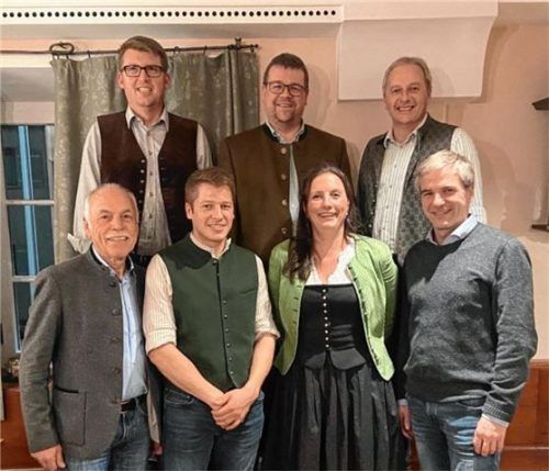 Neuer Vorstand des Fördervereins: (vorne, von links) Kassier Sepp Trost, Zweiter Vorsitzender Johannes Heiß, Schriftführerin Stefanie Grießer und Vorsitzender Korbinian Heiß sowie (hinten, von links) die Beisitzer Michael Brunner, Konrad Stuffer und Martin Fritz.Foto privat