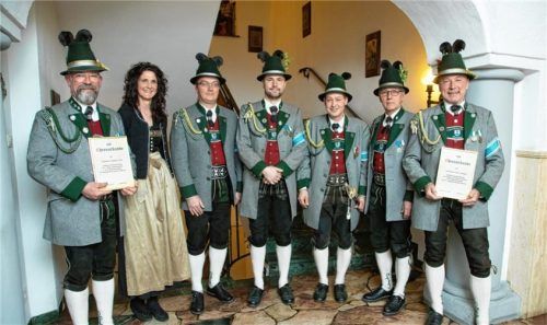 Neuwahlen bei den Gebirgsschützen: (von links) Matthias Wicha, Dagmar Schumacher, Franz-Josef Schottner, Thomas Lemberger, Felix Perl, Ernst Schneider und Josef Lemberger. Foto Berger