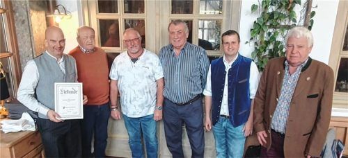 Neuwahlen und Ehrungen beim Rauchclub: Thomas Schuster, Ehrung für 25 Jahre Mitgliedschaft, Hans Gasbichler sen., Kassier, Paul Obermayer, Beisitzer, Josef Rudholzer, Schriftführer, Hans Gasbichler jun., Zweiter Vorstand, und Josef Steinberger, Erster Vorstand (von links). Foto  Steinberger