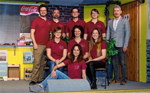 Nicht mehr nur eine Theatergruppe, sondern einen Theaterverein hat Grünthal nach der Gründungsversammlung. Als Vorsitzende leitet Lena Voit (vorne) künftig die Geschicke des Vereins. Unterstützt wird sie durch (sitzend, von links) Kassierin Franziska Haindl, Zweite Vorsitzende Steffi Kinzner und Zweite Schriftführerin Vroni Wolsberger sowie (stehend, von links) Kassenprüfer Michael Mittermair, Schriftführer Markus Söllner, Zweiter Kassier Korbinian Haindl und Kassenprüferin Anna Mittermair. Bürgermeister Christian Seidl gratulierte zur Wahl.Foto voit