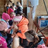 „Maibaum-Schmirgel-Aktion“ für Holnstainer Schulfest