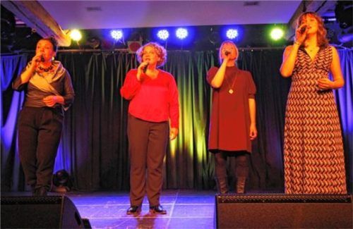 Niniwe, das sind (von links) Winnie Brückner, Caroline Krohn, Hanne Schellmann und Lena Sundermeyer. Foto von ahn