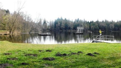 Noch haben die Maulwürfe das Sagen am Weitsee. Aber in zwei Monaten werden die Badegäste wieder das Seebad beherrschen.Foto unterforsthuber