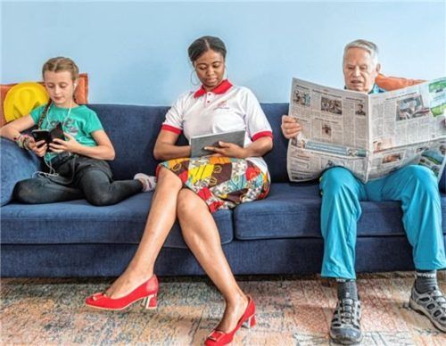 Noch sitzen sie auf der Couch: (von links) Rosa Frey, Estelle Allali und Ferdl Walesch. In der Stadtbibliothek gibt es Fotos mit „heldenhaften“ Ehrenamtlichen zu sehen. Foto Stauch