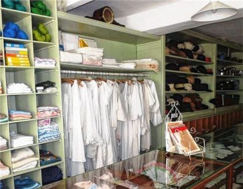 Noch vollständig erhalten und sehenswert: der Verkaufsraum des ehemaligen Kolonialwarengeschäftes Auer. Weiter gibt es auf den Etagen viele Gegenstände aus Omas Zeiten zu entdecken. Foto Stettner