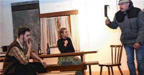 Noch wird fleißig geprobt: (von links) dem „Vagabunden“ Thomas Krapf, „Vagabundin“ Sophia Obermair und „Knecht Draußtl“ Klaus Eberhard. Foto Ruprecht