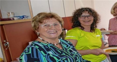 Nr. 272: Einige Mitglieder der Frauengemeinschaft waren in der Küche beschäftigt und boten verschiedene Suppen an.