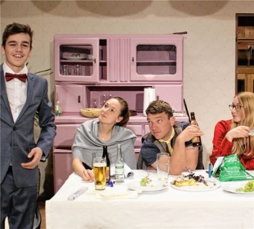 Nur der Firmling kommt nicht zu Wort: (von links) Lucas Pfob, Marianne Köllmeier, Jakob Kreckl und Bernadette Millauer proben fleißig.Foto re