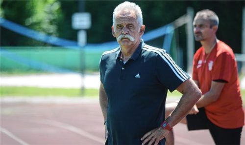Nur noch bis zum Saisonende beim SV Bruckmühl an der Seitenlinie: Trainer Mike Probst (vorne) und Co-Trainer Michael Wolff.Foto Franz Ruprecht