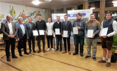 Obermeister Stefan Burghart (von links), stellvertretender Obermeister der Innung München-Oberbayern, Hans Maier, sowie Studiendirektor Manfred Hölzlwimmer freuten sich über die sehr guten Leistungen von Andreas Frank, Felix Kainzmaier, Simon Dachs, Tobias Hartl, Benjamin Irmscher, Manuel Bauer und Quirin Hollnburger bei der Gesellenprüfung. Foto Maier
