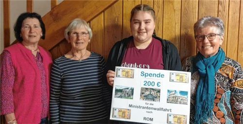 Oberministrantin Laura Kirmeier (Zweite von rechts) durfte sich über einen Spendenscheck des Frauenkreises in Höhe von 200 Euro freuen, der durch (von links) Irmgard Mooser,Anneliese Reichl und Lieselotte Wiesböck vertreten wurde. Der Betrag wird in die Kasse für die Ministrantenwallfahrt nach Rom einfließen. Foto Angermeier