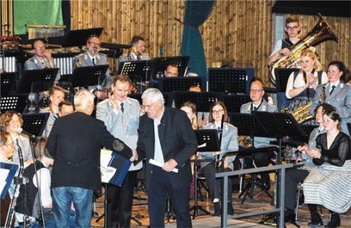 Oberst Stefan Leonhard a.D. (links) verabschiedete mit einer Urkunde Oberst Manfred Benkel a.D. (rechts) als Vorstandsvorsitzenden des Sozialwerks der Gebirgstruppe, das seit Gründung bereits in 51 Fällen Hilfe leisten konnte.
Foto Reischl-Zehentbauer