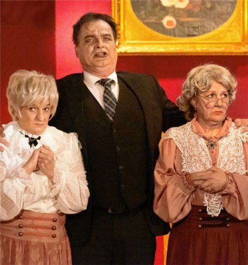 Obwohl der Mörder-Bösewicht Jonathan (Wolfgang Schlemer) seine Tanten heftig unter Druck setzt, hecken die hinterlistigen, schrulligen Schwestern (Maria Seidl und Regina Feichtner, links) gleich wieder den nächsten Plan aus, wie sie ihn loswerden können. Foto Berger