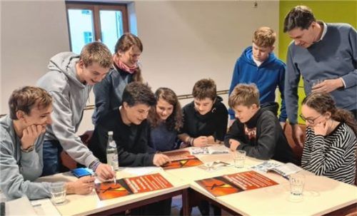 Ökumenische Vorbereitungen für den Kreuzweg laufen: (von links) Valentin, Ben, Jule, Flo, Maraike, Lisa, David, Sebastian, Nelli und Georg Böckl-Bichler.Foto rieger