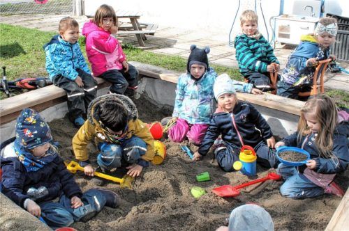 Ohne Ausgrenzung und Diskriminierung fühlt sich die fünfjährige „Solomiia“ (mit weißer Mütze und gelb-blauer Gießkanne) unter gleichaltrigen Kindern aus Bulgarien, Polen und Au eingebunden und sichtlich wohl. Foto Strim