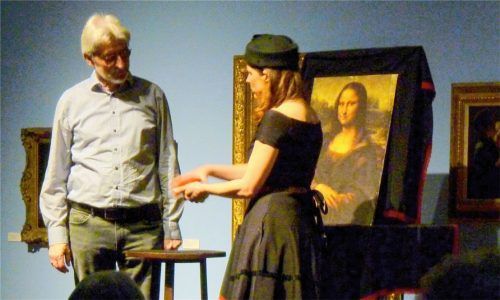 Orélie mit einem „Opfer“ aus dem Publikum vor der Mona Lisa. Foto fischer