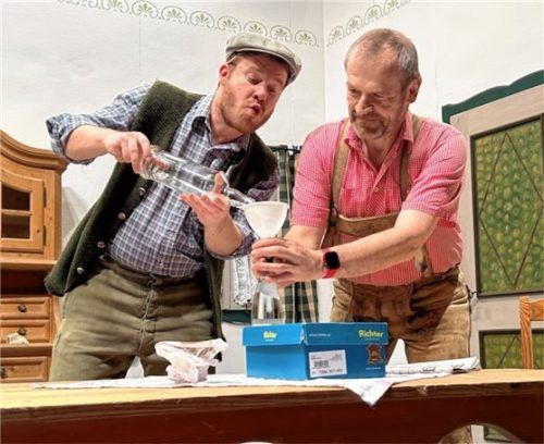 Otto Hackl (Thomas Mayrhofer, links) und Gustav Weixlbaum (Helmut Gaedtke, rechts) füllen die Getränkeflasche auf. Foto Jaensch