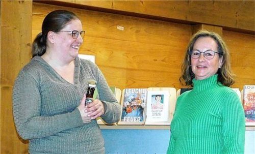 Petra Sewald (rechts) von der Schnaitseer Bücherei dankte der Buchhändlerin Claudia Wenzl aus Wasserburg für die Präsentation bei „Literatur und Wein“ in Schnaitsee. Foto unterforsthuber