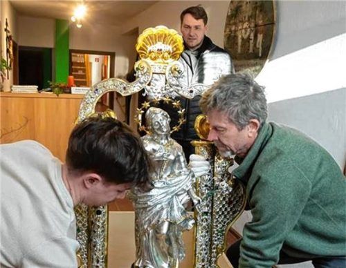 Pfarradministrator Gottfried Grengel (Mitte) übernimmt die Plastik der Immaculata vom Restaurator Stephan Rudolph (rechts).Foto  Berger