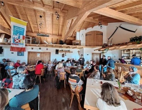 Pfarrgemeinderatsvorsitzender Franz Gerlmeier informiert über Neuerungen und Termine. Foto Pfarrei Schönbrunn