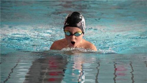 Philipp Adelheit konnte bei seinen ersten Kreismeisterschaften zwei Titel erschwimmen.Foto Chris Woods