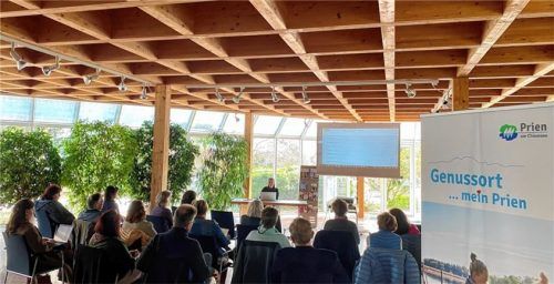 Priener Gastgeber holen sich bei der „Gastgebersprechstunde“ wertvolle Tipps für die Online-Vermarktung und -Buchbarkeit ihrer jeweiligen Unterkunft.Foto Markt Prien