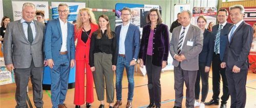 Prominente Gäste: (von links) Berufsschulleiter Jürgen Ersing, Stephan Donderer, Vorstandsmitglied der Sparkasse Rosenheim-Bad Aibling, Angela Eder von der Eder GmbH, Yvonne dos Santos Campos und Jens Wucherpfennig von der IHK, Landtagspräsidentin Ilse Aigner, Randolf John, Leiter der Wirtschaftsschule Alpenland, Daniela Nedbal (B & O), Bürgermeister Stephan Schlier und Landrat Otto Lederer. Foto Baumann