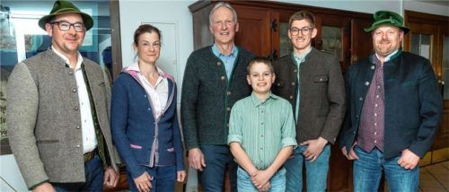 PZG-Vorsitzender Hans Wallner (links) ehrt erfolgreiche Mitglieder: (ab Zweite von links) Kathi Fischer, Karl Neumayr, Florian Wörndl junior, Franz Bauer und Florian Wörndl senior. Foto  Berger