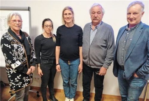 Raimund Ratzka (Zweiter von rechts), der Vorsitzende des Obst- und Gartenbauvereins Stephanskirchen, ist im Kernvorstand allein unter Frauen: Seine Stellvertreterin ist Marietta Jung (Zweite von links), Schriftführerin Vroni Utz (Mitte) und Kassierin Lilo Schmidt. Der Zweite Bürgermeister Robert Zehetmaier (rechts) nahm die Überzahl der Frauen amüsiert zur Kenntnis. Foto Hampel