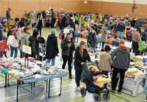 Reges Treiben herrschte beim Teenie- und Kinder-Basar in der Grabenstätter Turn- und Mehrzweckhalle. Foto  Müller