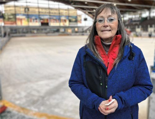 Reinhilde Ulrich vom Bayerischen Eissport-Verband hilft als Bahnrichterin bei der Eisstock-EM. Fotos Gennutt